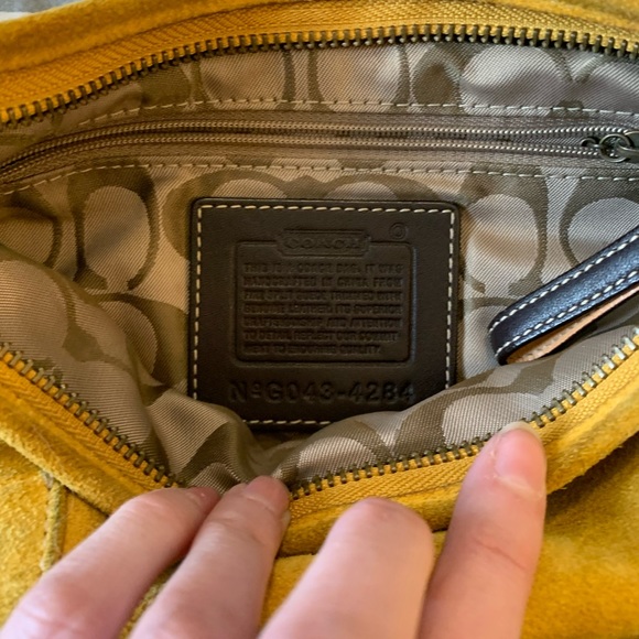 Vintage suede Coach handbag. Inside in perfect condition. Yellow. - Picture 3 of 5